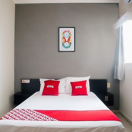 Oyo Cerrado Hotel, Campo Grande กัมโปกรันเด ภายนอก รูปภาพ A bedroom at an OYO hotel in Jakarta, Indonesia