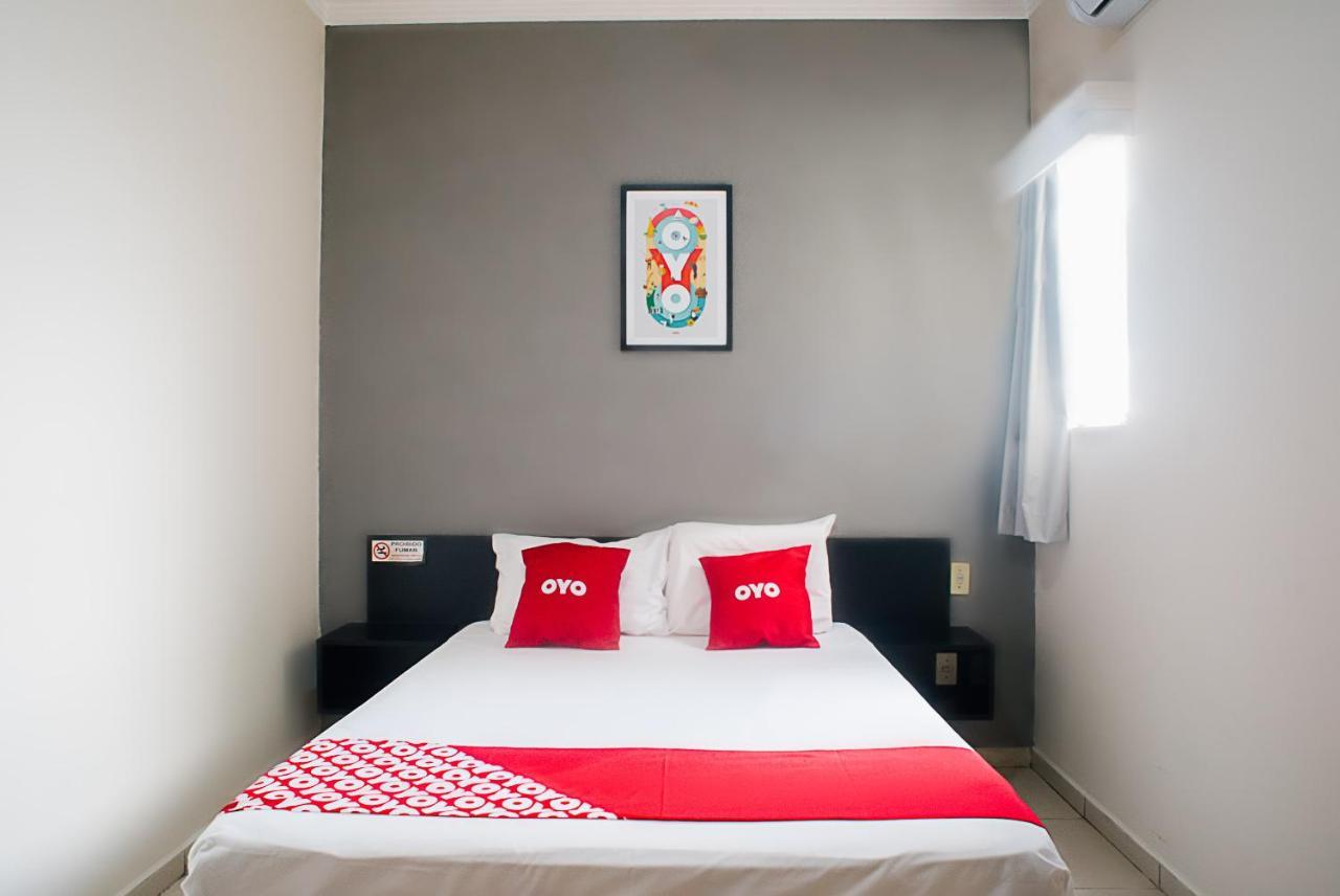 Oyo Cerrado Hotel, Campo Grande กัมโปกรันเด ภายนอก รูปภาพ A bedroom at an OYO hotel in Jakarta, Indonesia